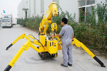 小型吊车空气滤芯清理维护工作