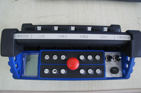 The full scale remote control diesel engine crawler crane (spider crane) has been developed successfully.